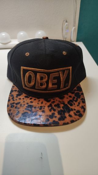 Gorra Obey Negra con Estampado Animal