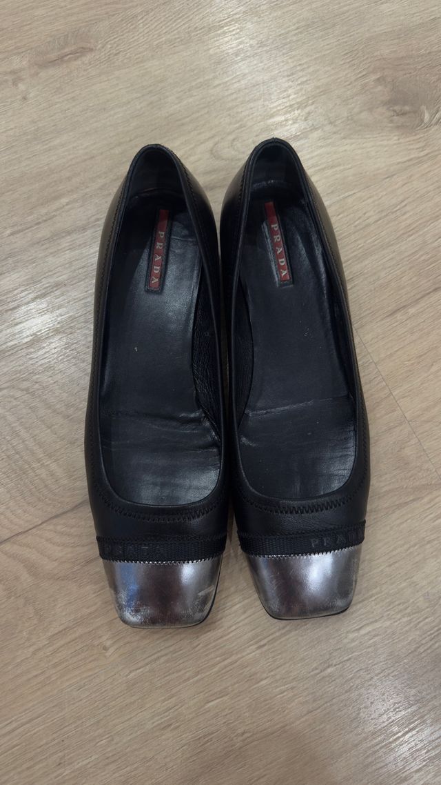 Zapatos planos Prada negros y plateados