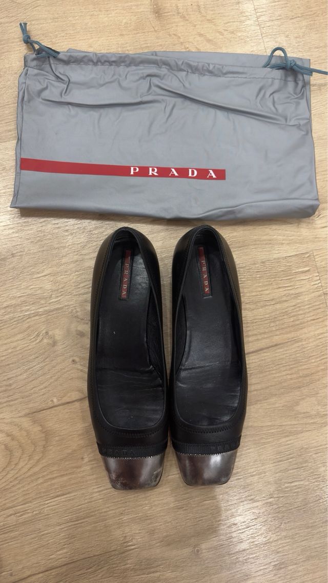Zapatos planos Prada negros y plateados