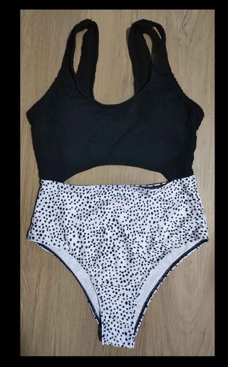 Bañador negro y blanco,talla S, sin marca. Sin uso