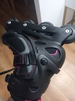 Patines en línea negros y rosas