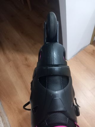 Patines en línea negros y rosas