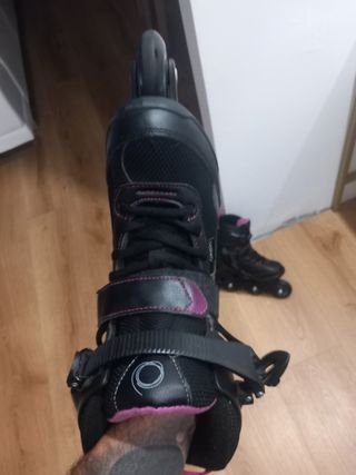 Patines en línea negros y rosas