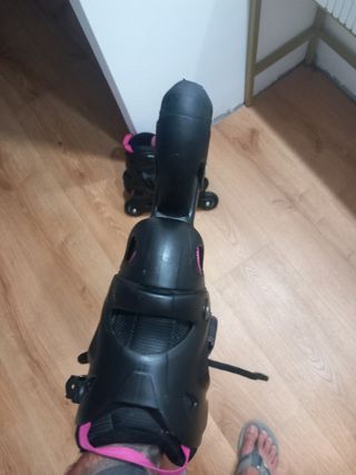 Patines en línea negros y rosas