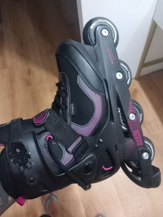 Patines en línea negros y rosas