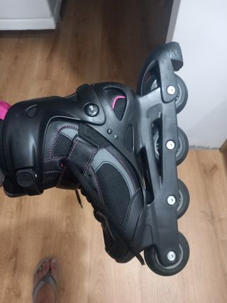 Patines en línea negros y rosas