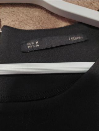 Blusa negra arreglada con detalles