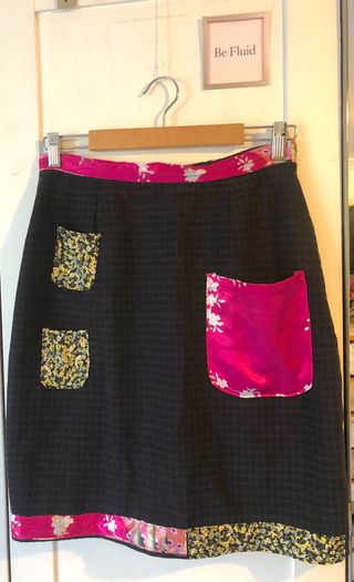 Falda negra y rosa con bolsillos