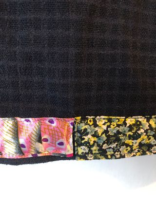 Falda negra y rosa con bolsillos