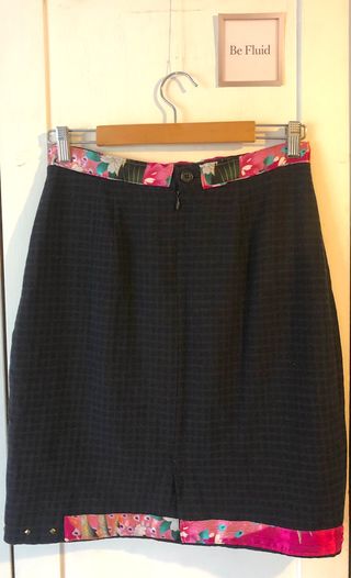 Falda negra y rosa con bolsillos