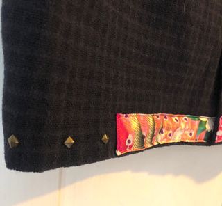 Falda negra y rosa con bolsillos