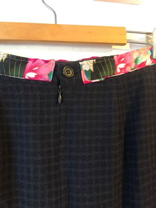 Falda negra y rosa con bolsillos