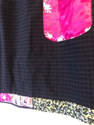 Falda negra y rosa con bolsillos