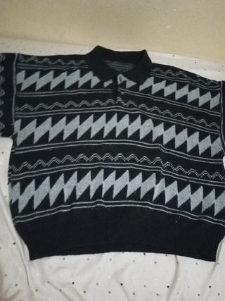 Jersey de lana con solapa y estampado, muy cómodo.