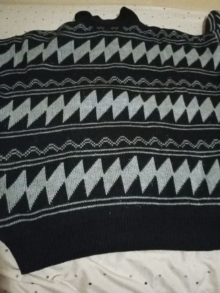 Jersey de lana con solapa y estampado, muy cómodo.