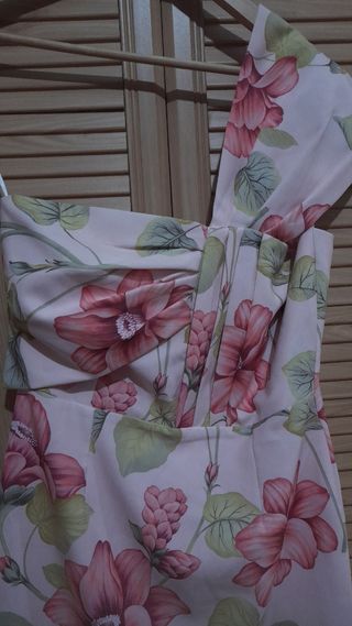 Vestido fiesta floral un hombro