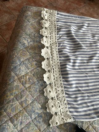 Camicia a righe bianca e azzurra con pizzo