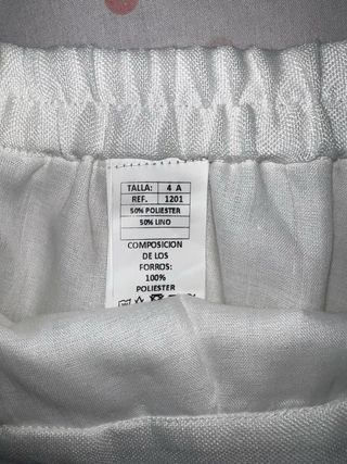 Traje de niño blanco y azul.