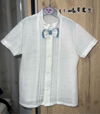 Traje de niño blanco y azul.