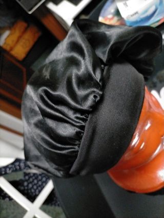 Diadema cuernos y gorra de tela de regalo.
