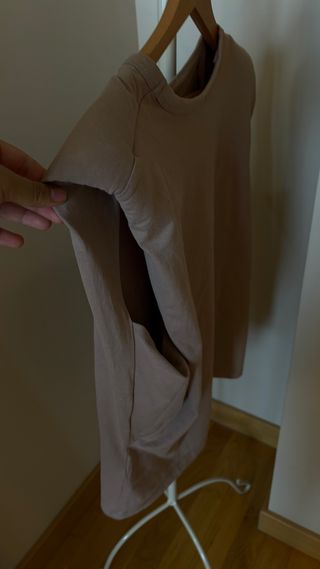 Camiseta sin mangas nude con hombrera