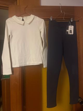 traje azul marino y blanco.
