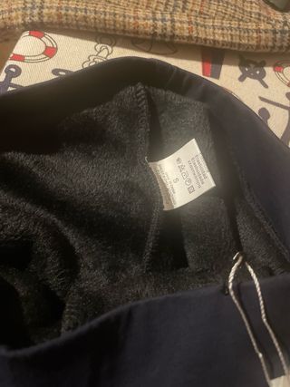 traje azul marino y blanco.