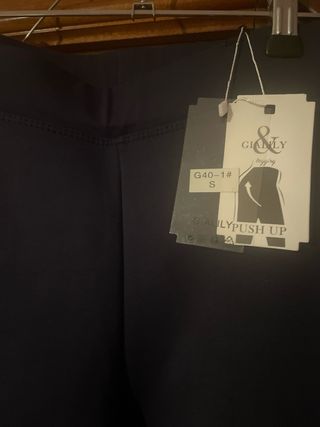 traje azul marino y blanco.