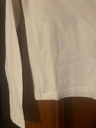 traje azul marino y blanco.