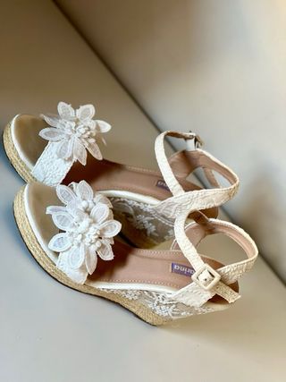 Sandalias cuña blancas flor T38.5-39