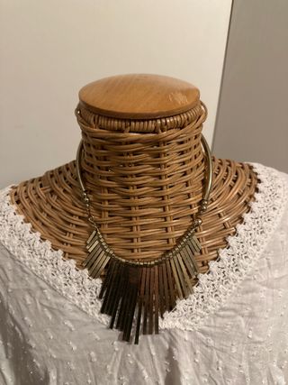 Collana girocollo con pendenti metallici