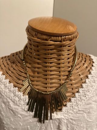Collana girocollo con pendenti metallici