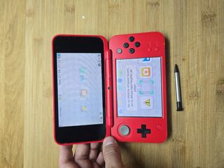 Nintendo 2DS XL Pokeball