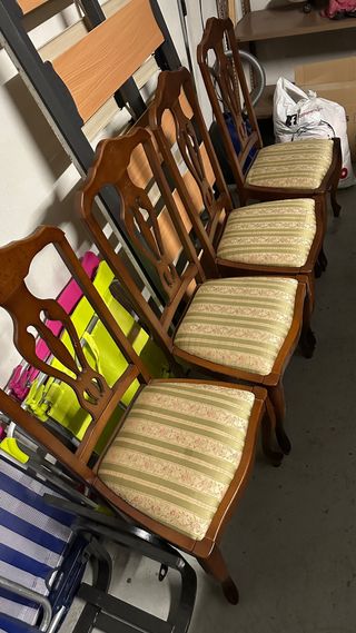 Juego de 4 sillas de madera
