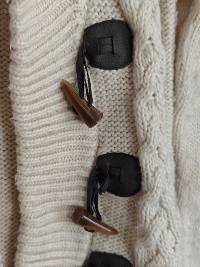 Chaqueta de punto beige con botones