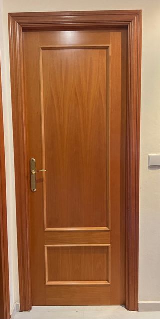 Puertas de madera con cristales y ciegas