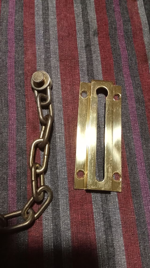 Cerrojo de cadena para puerta.