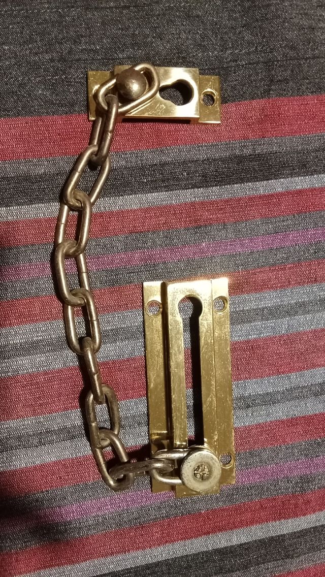 Cerrojo de cadena para puerta.