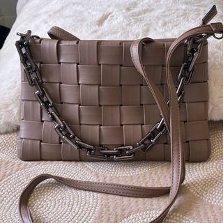Bolso tejido con cadena