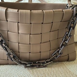 Bolso tejido con cadena