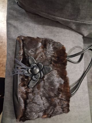 Bolso de pelo y piel con flor