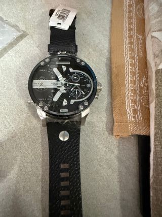 Orologio da polso Diesel nero e oro
Oppure argento