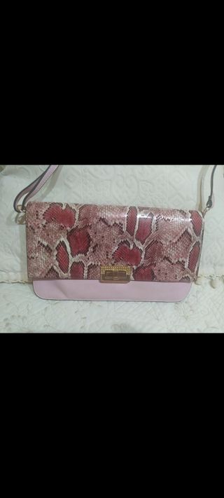 Bolso rosa.