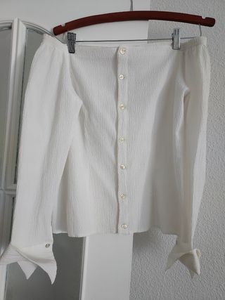 Camisa blanca hombros descubiertos