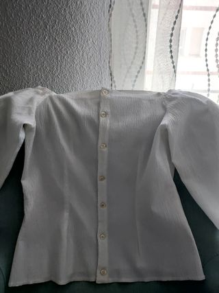 Camisa blanca hombros descubiertos