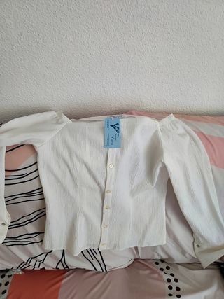Camisa blanca hombros descubiertos