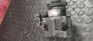 Bomba dirección 8D0145156T Volkswagen Passat (B5)