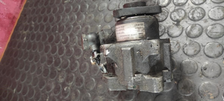 Bomba dirección 8D0145156T Volkswagen Passat (B5)