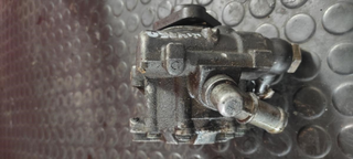 Bomba dirección 8D0145156T Volkswagen Passat (B5)