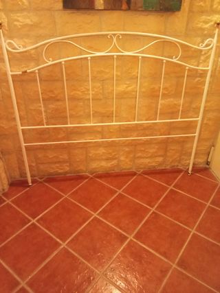 Cabecero de metal blanco